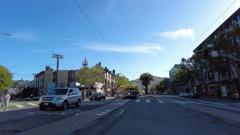 Straßenbahn-Fährt-Durch-San-Francisco