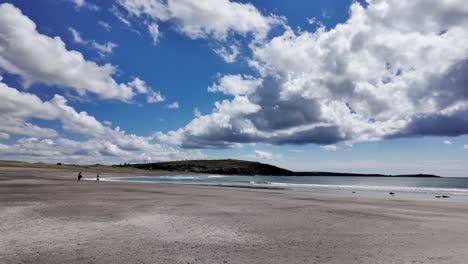 La-Naturaleza-Es-Impresionante-En-La-Playa-De-Arena-De-West-Cork,-Owenahincha,-Con-Gente-Disfrutando.