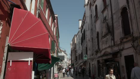 Szene-Aus-Engen-Und-Belebten-Straßen-Mit-Touristen-Und-Käufern-Auf-Dem-Markt-Von-Venedig,-Italien