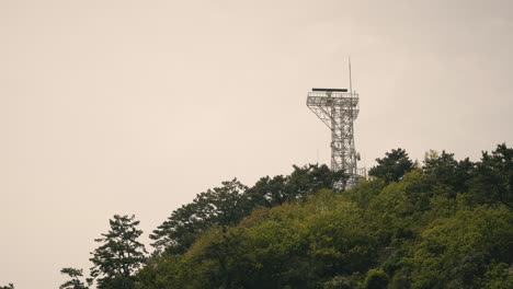 Hochgelegene-Kommunikationsstation-Auf-Einem-Malerischen-Berggipfel
