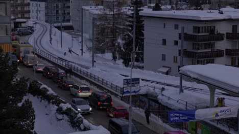 Schwenk-Von-Rechts-Nach-Links-Zeigt-Die-Hauptstraße-Vor-Dem-Bahnhof-Von-Davos-In-Der-Abenddämmerung-Während-Des-Weltwirtschaftsforums