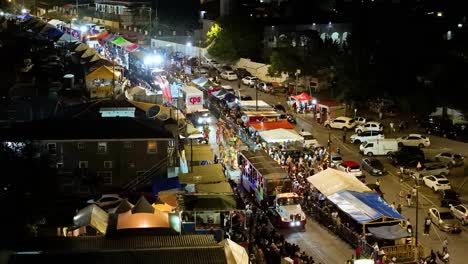 El-Dron-Asciende-Por-Encima-De-Las-Luces-Intermitentes-De-Los-Automóviles-Que-Guían-A-Los-Artistas-De-La-Gran-Marcha-Del-Carnaval.