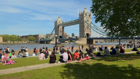 Tower-Bridge-An-Einem-Sonnigen-Mittag-In-London