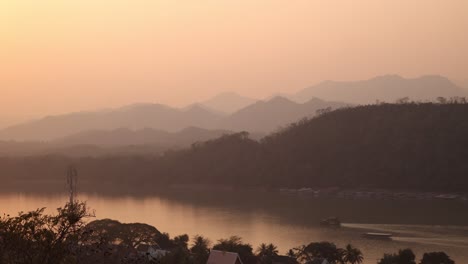 Resplandor-Dorado-Del-Atardecer-Sobre-El-Río-Mekong-En-Luang-Prabang,-Laos-Viajando-Por-El-Sudeste-Asiático