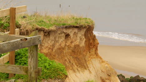 Plano-Medio-De-La-Erosión-Costera-De-Los-Acantilados-De-Happisburgh-En-Marzo-De-2024.