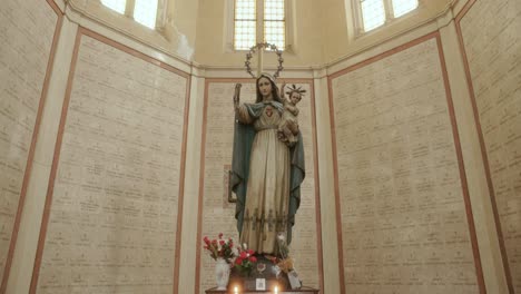 La-Virgen-Peregrina-Y-El-Niño-Jesús-Con-Nichos-De-Entierro-De-Los-Soldados-Caídos-En-El-Templo-Del-Osario-En-Bassano-Del-Grappa,-Italia