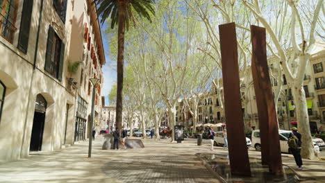 Sonniger-Tag-In-Palma-De-Mallorca,-Belebte-Stadtstraße-Mit-Fußgängern