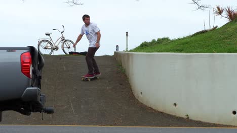 Skateboarder-Macht-Einen-Grind-Auf-Dem-Felsvorsprung,-Bevor-Er-Einen-Hügel-Hinunterfährt