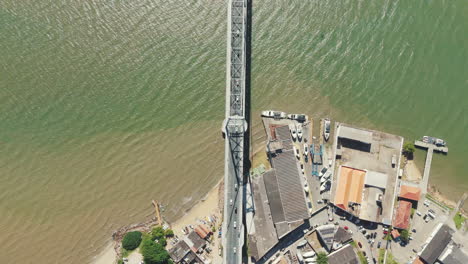 Ein-Atemberaubender-Blick-Aus-Der-Vogelperspektive-Auf-Die-Hercilio-Luz-Brücke,-Der-Die-Wunderschöne-Insel-Florianopolis-Mit-Ihren-Unzähligen-Gebäuden-In-Der-Innenstadt-Offenbart