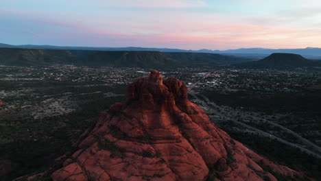 Sonnenuntergang-über-Der-Bell-Rock-Formation-In-Der-Nähe-Der-Stadt-Sedona-In-Arizona,-USA