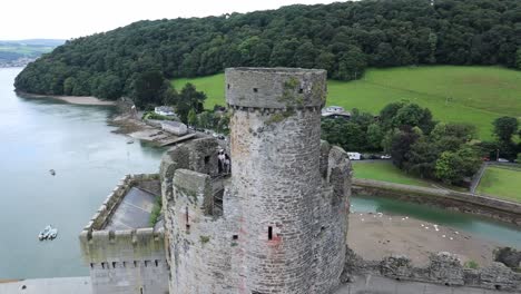 Castillo-De-Conwy-En-Gales-Con-Toma-Panorámica-De-Izquierda-A-Derecha