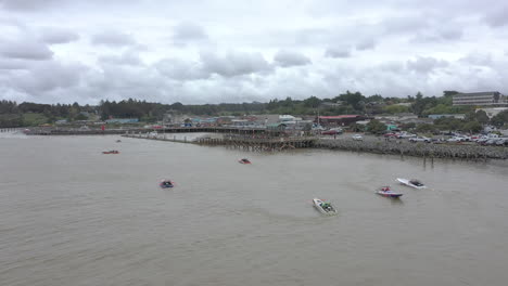 Campeonato-Mundial-De-Carreras-Fluviales-De-Lanchas-Motoras-Uim-2024-En-Bandon,-Oregon,-Dron-Lento-Sobre-Barcos-Que-Esperan