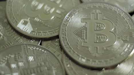 Nahaufnahme-Von-Echten-Bitcoin-Münzen,-Goldene,-Abgerundete-Kryptowährung,-Rotierende-Aufnahme