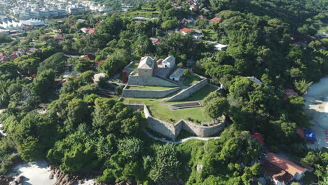 Die-Luftaufnahme-Zeigt-Die-Festung-São-José-Da-Ponta-Grossa-In-Jurerê-Internacional