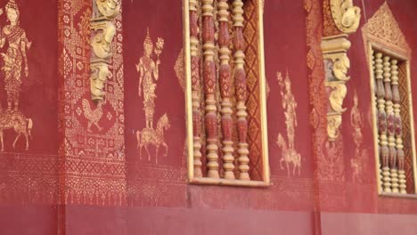 Diseños-Rojos-Y-Dorados-En-La-Pared-Del-Templo-Budista-En-Luang-Prabang,-Laos,-Viajando-Por-El-Sudeste-Asiático