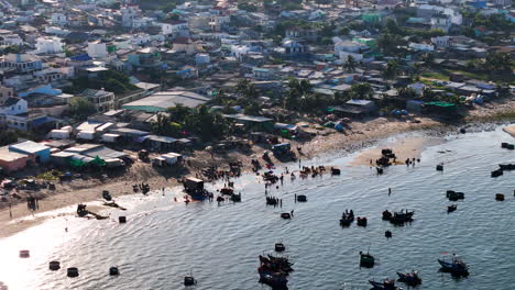 Pueblo-Pesquero-De-Mui-Ne-Y-Mercado-De-Pescado-Frente-A-La-Playa,-Ciudad-De-Phan-Thiet,-Vietnam