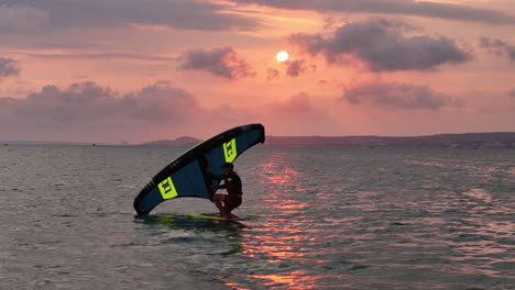 Wingfoiling-Bei-Sonnenuntergang-In-Der-Bucht-Von-Mui-Ne,-Der-Wassersporthauptstadt-Vietnams,-Südostasiens