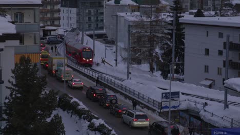 Tren-Del-Ferrocarril-Rético-Llegando-A-La-Estación-De-Davos-Platz-A-Primera-Hora-De-La-Tarde