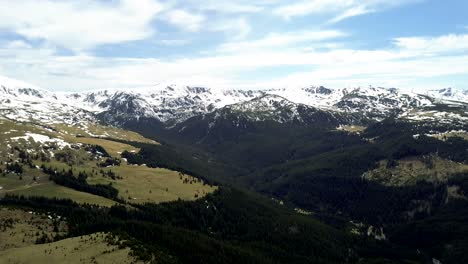 Imágenes-De-Archivo-De-Drones-Aéreos-Cinematográficos-De-4k-Volando-En-Hermosas-Montañas-En-Los-Cárpatos-En-Rumania-En-Transalpina