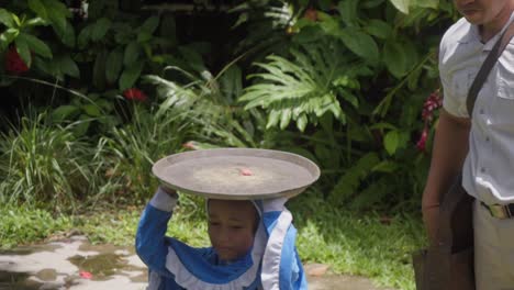 Alimentando-Dos-Cometas-Brahmínicas-Durante-Un-Espectáculo-De-Aves-En-Bali.