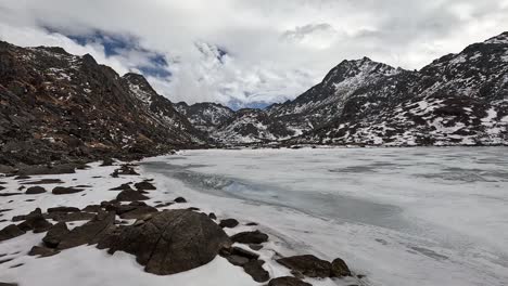 Frío-Y-Majestuoso:-Rocas-De-Hielo-Y-Aguas-Heladas-Capturan-La-Esencia-Del-Himalaya-En-Gosainkunda