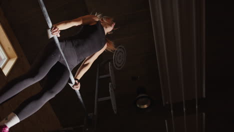 Schwedische-Sportlerin-Nutzt-Stange-Zum-Muskelaufbau-Im-Fitnessstudio,-Zeitlupenansicht-Nach-Oben