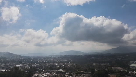 Un-Hiperlapso-De-Nubes-Brillantes-Sobre-Las-Montañas-Urbanizadas-De-Guatemala