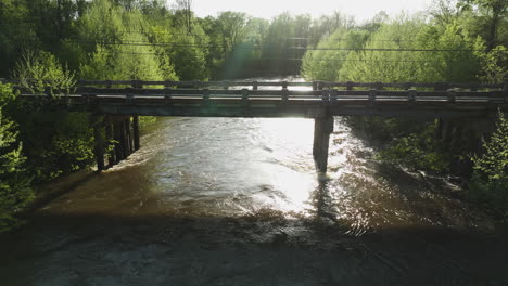 Bridge-Over-Wolf-River-Flowing-Through-The-Forest-On-A-Sunny-Day-In-Collierville,-Tennessee,-USA