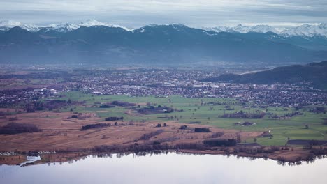 Dicht-Besiedeltes-Tal-Im-Ländlichen-Deutschland