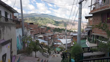 Oben-Auf-Der-Treppe-Am-Hang-Der-Communa-13-San-Javier-Medellin-Kolumbien,-Einspielung