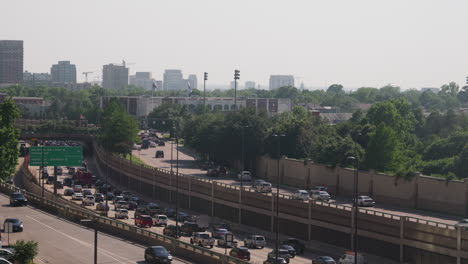 Dichter-Verkehr-Zur-Hauptverkehrszeit-In-Dallas,-Texas-Auf-Dem-Central-Expressway