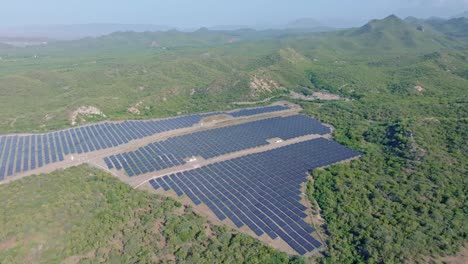 órbita-Aérea-Gran-Parque-De-Paneles-Solares-Admite-Paisaje-Caribeño-Montañoso-Rural