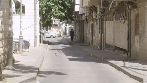 Ein-Chassidischer-Jüdischer-Mann-Zu-Fuß-In-Den-Straßen-Von-Jerusalem,-Israel