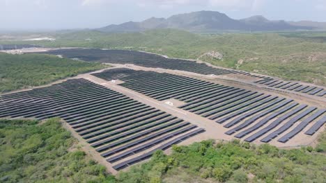 Drone-Hacia-Atrás-Panel-Solar-Parque-Sistema-De-Energía-Renovable-Paisaje-Rural-De-Montaña