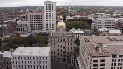 Close-up-push-in-aerial-shot-of-the-gold-dome-atop-City-Hall-in-downtown-Savannah,-Georgia