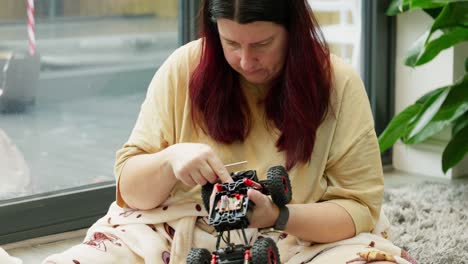 Madre-E-Hijo-En-La-Mañana-De-Navidad-Construyendo-Un-Nuevo-Coche-De-Juguete.