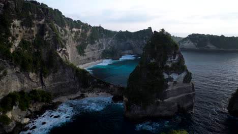 Diamond-shaped-Rock-Formation-With-Serene-Beach-In-Diamond-Beach,-Nusa-Penida,-Bali,-Indonesia