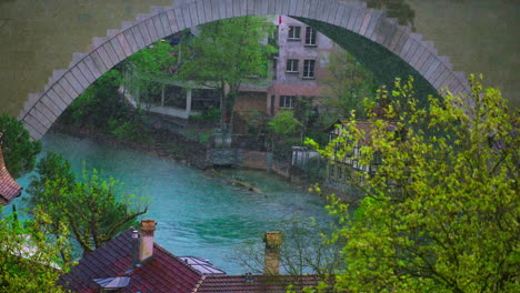 Río-Aare,-Fuertes-Lluvias-En-Cámara-Lenta-Bajo-El-Puente-Nydegg,-Berna,-Suiza