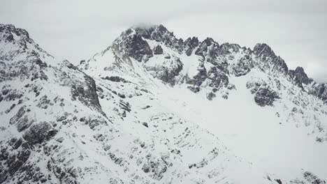 Schneebedeckte-Berggipfel-In-Den-österreichischen-Alpen