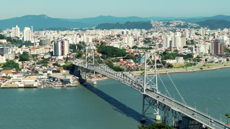 Bird's-eye-view-captures-cars-traversing-the-Hercilio-Luz-Bridge-in-Florianopolis,-Santa-Catarina,-Brazil