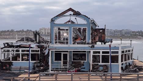 Muelle-De-Oceanside-California-Dañado-Por-El-Fuego-Antiguo-Restaurante-Rubys-Diner-Parte-Trasera-Estilo-Vértigo-Efecto-De-Zoom-Dolly-A-Través-De-Un-Dron