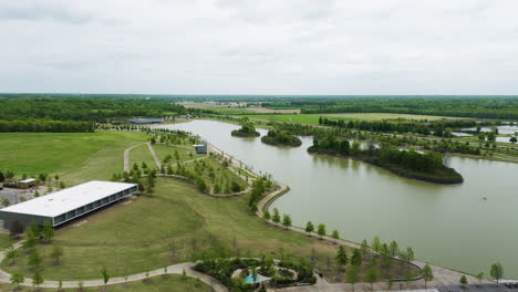 Centro-De-Visitantes-Del-Parque-Shelby-Farms-Y-Zona-De-Juegos-Acuáticos-En-La-Orilla-Del-Lago-Patriot-En-Memphis,-Tennessee