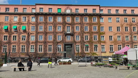 Menschen-Vor-Dem-Davidshalls-Platz-In-Malmö,-Skane,-Schweden,-Europa