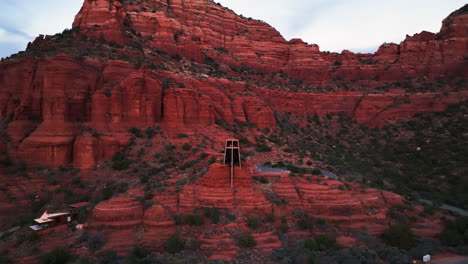 Imponente-Capilla-De-La-Santa-Cruz-Encaramada-En-Lo-Alto-De-Un-Afloramiento-Rocoso-En-Sedona,-Arizona,-Estados-Unidos