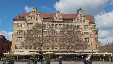 Edificios-Históricos-Y-Restaurantes-En-La-Pequeña-Plaza-De-Malmö,-Suecia