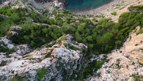 Acantilado-Costero-De-Ibiza-Disfrutando-Del-Cálido-Resplandor-Del-Atardecer