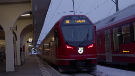 Nahaufnahme-Eines-Zuges-Der-Rhätischen-Bahn,-Der-Aus-Dem-Hauptbahnhof-Davos-Platz-Ausfährt