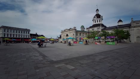 Spaziergang-Am-Rathausplatz-Von-Kingston