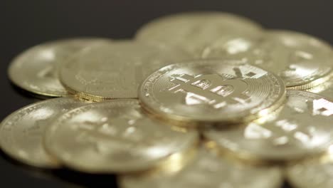 Bitcoin-Goldmünze-Rotiert-Auf-Schwarzem-Hintergrund,-Kryptowährung,-Krypto-Investmenthandel,-Markt-Studio-Shooting