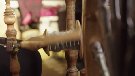 Wollfaserkunst:-Warmes-Goldenes-Holz-Eines-Traditionellen-Nordischen-Spinnrads